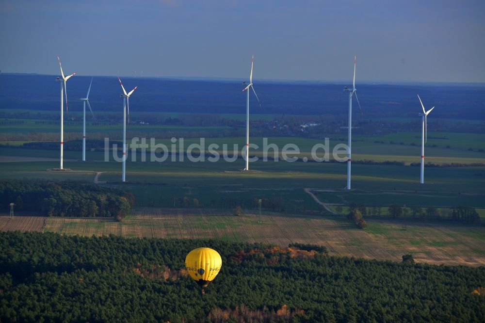 Biesenthal von oben - Heißluftballon über einem herbstlichen Wald in Biesenthal im Bundesland Brandenburg