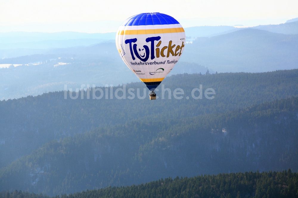 Luftbild Schluchsee - Heißluftballon über den Schwarzwaldbergen in Baden-Württemberg