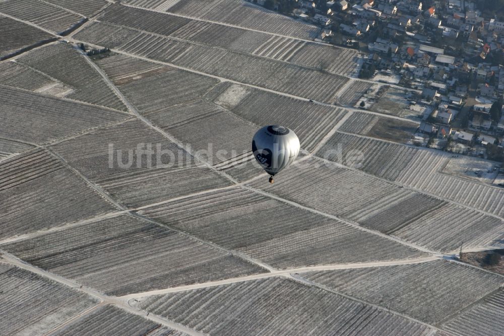 Winzenheim von oben - Heißluftballon über winterlich mit Schnee bedeckter Feldlandschaft am Stadtrand von Winzenheim , einem Stadtteil von Bad Kreuznach in Rheinland-Pfalz