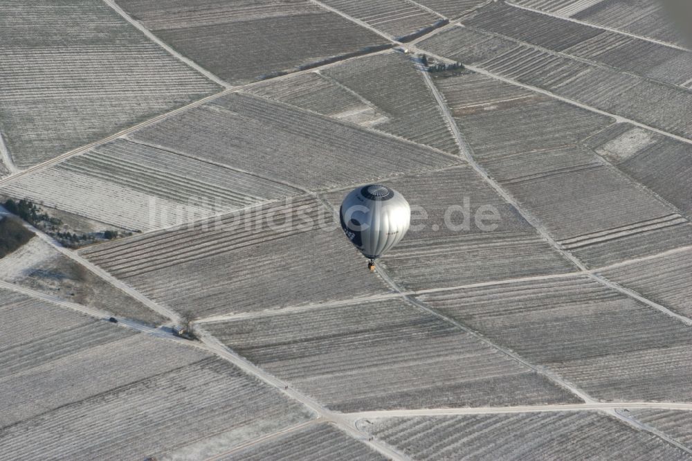 Luftbild Winzenheim - Heißluftballon über winterlich mit Schnee bedeckter Feldlandschaft am Stadtrand von Winzenheim , einem Stadtteil von Bad Kreuznach in Rheinland-Pfalz