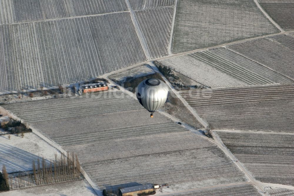 Winzenheim von oben - Heißluftballon über winterlich mit Schnee bedeckter Feldlandschaft am Stadtrand von Winzenheim , einem Stadtteil von Bad Kreuznach in Rheinland-Pfalz