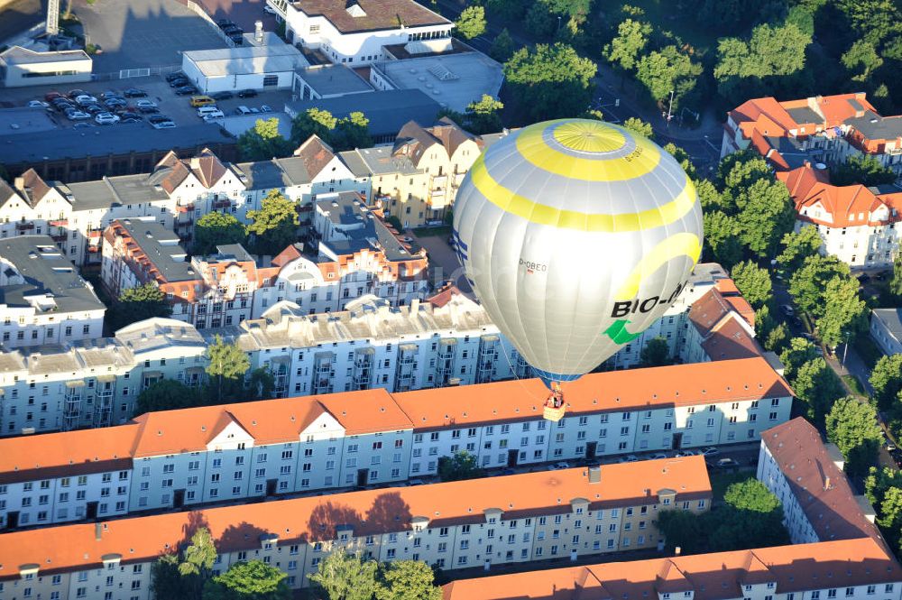 Magdeburg aus der Vogelperspektive: Heißluftballon über dem Wohngebiet Magdeburg Buckau