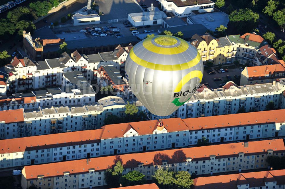 Luftbild Magdeburg - Heißluftballon über dem Wohngebiet Magdeburg Buckau