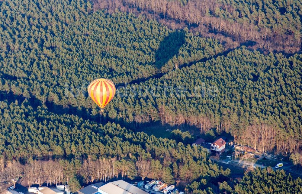 Beelitz von oben - Heißluftballon in Fahrt über dem Luftraum in Beelitz im Bundesland Brandenburg, Deutschland