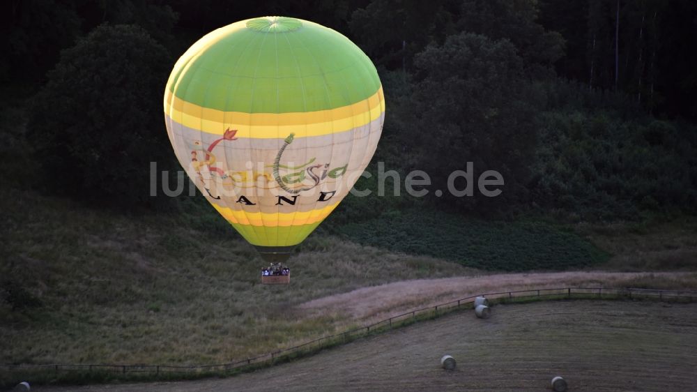 Luftbild Bonn - Heißluftballon in Fahrt über dem Luftraum von Bruchhausen (Landkreis Neuwied) in Rheinland-Pfalz, Deutschland