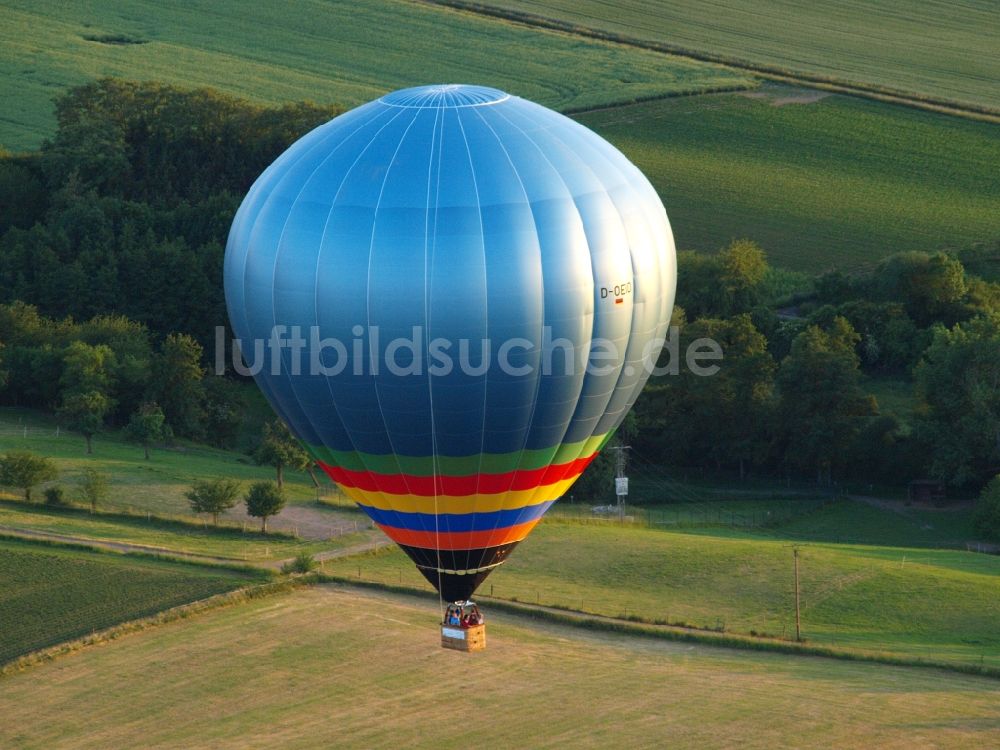 Luftaufnahme Hoholz - Heißluftballon in Fahrt über dem Luftraum in Hoholz im Bundesland Nordrhein-Westfalen, Deutschland