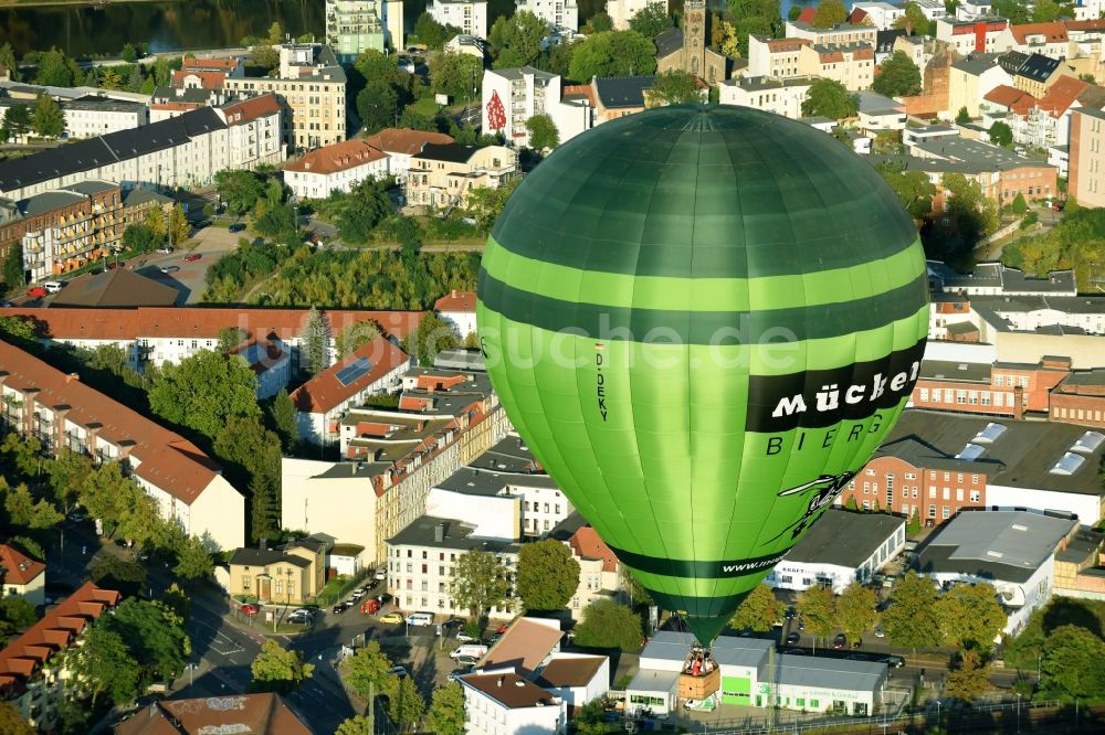 Magdeburg von oben - Heißluftballon mit der Kennung D-OEKY im Luftraum in Magdeburg im Bundesland Sachsen-Anhalt, Deutschland