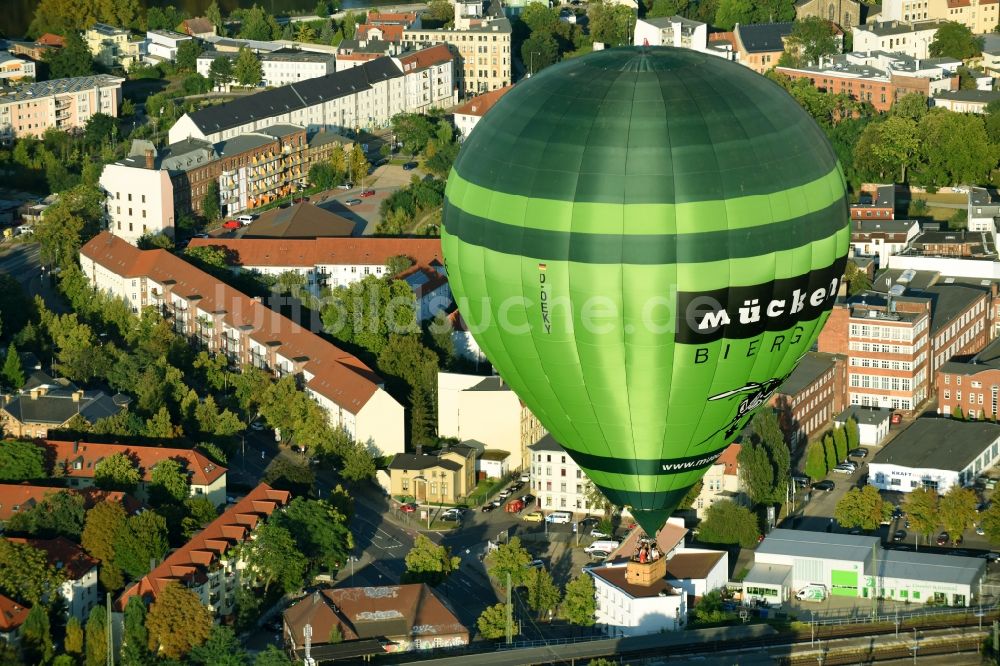 Magdeburg aus der Vogelperspektive: Heißluftballon mit der Kennung D-OEKY im Luftraum in Magdeburg im Bundesland Sachsen-Anhalt, Deutschland
