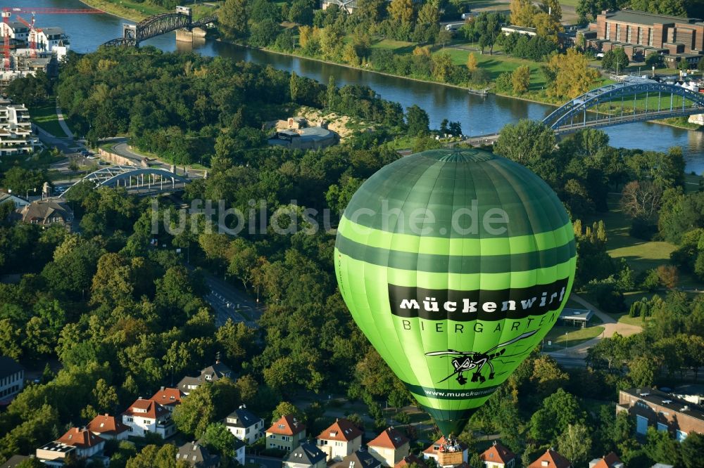 Luftaufnahme Magdeburg - Heißluftballon mit der Kennung D-OEKY im Luftraum in Magdeburg im Bundesland Sachsen-Anhalt, Deutschland