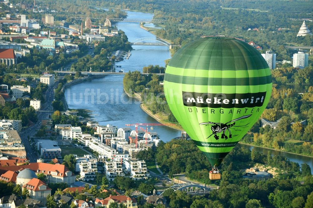 Magdeburg von oben - Heißluftballon mit der Kennung D-OEKY im Luftraum in Magdeburg im Bundesland Sachsen-Anhalt, Deutschland