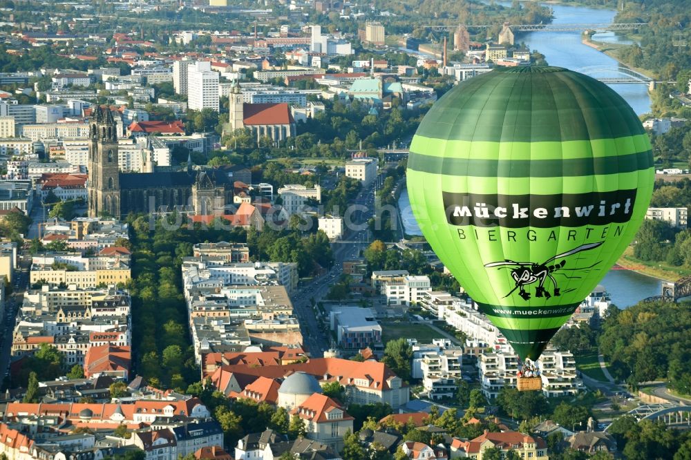 Magdeburg aus der Vogelperspektive: Heißluftballon mit der Kennung D-OEKY im Luftraum in Magdeburg im Bundesland Sachsen-Anhalt, Deutschland