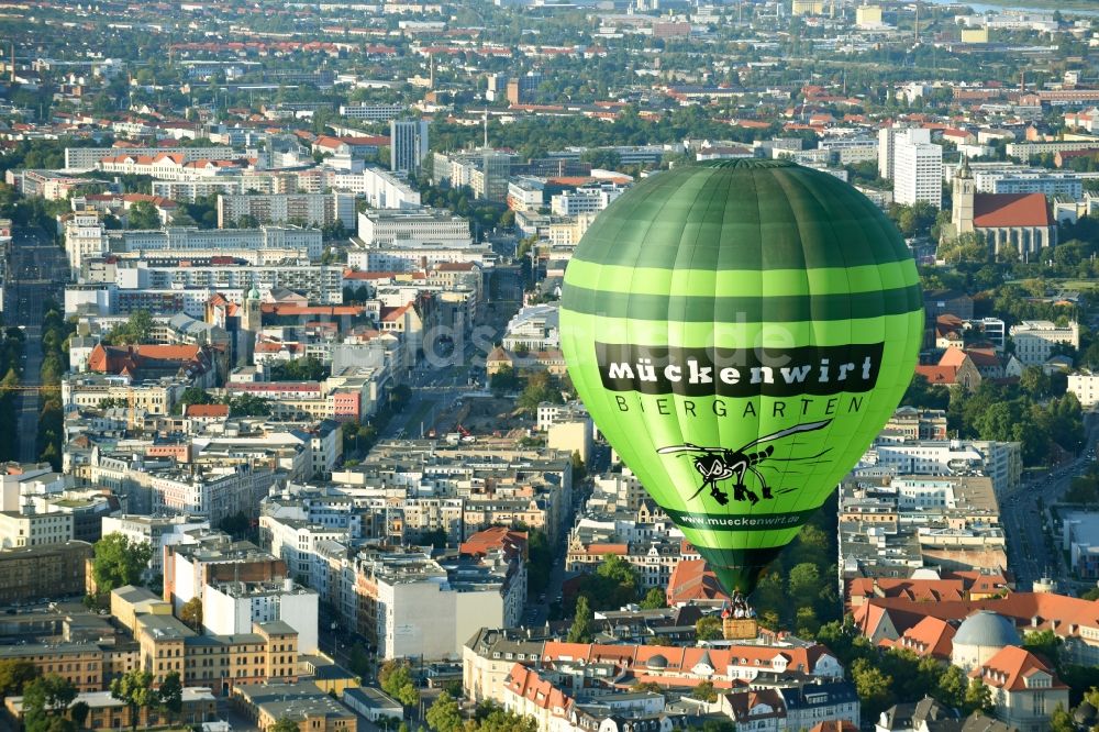 Magdeburg aus der Vogelperspektive: Heißluftballon mit der Kennung D-OEKY im Luftraum in Magdeburg im Bundesland Sachsen-Anhalt, Deutschland