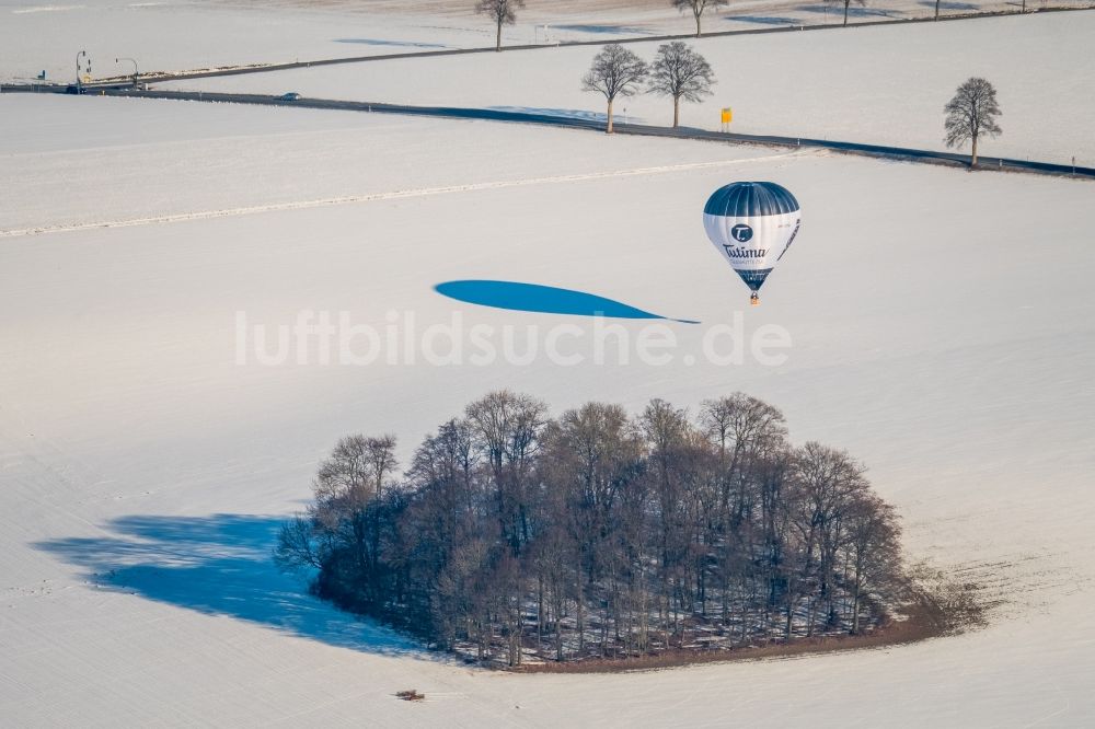 Möhnesee von oben - Heißluftballon D-OTGL in Fahrt über dem Luftraum in Möhnesee im Bundesland Nordrhein-Westfalen