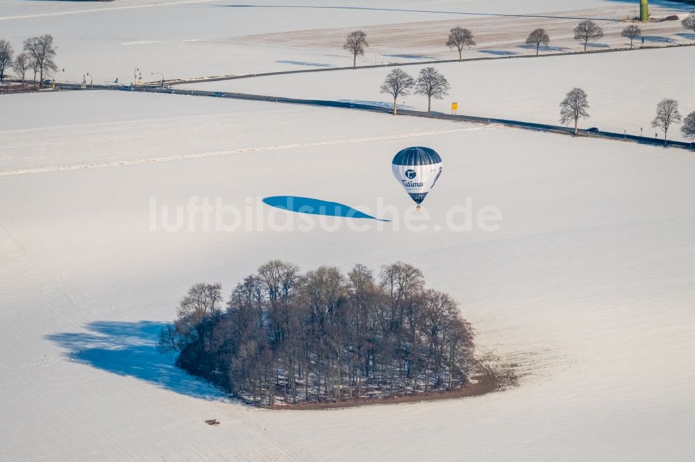 Möhnesee aus der Vogelperspektive: Heißluftballon D-OTGL in Fahrt über dem Luftraum in Möhnesee im Bundesland Nordrhein-Westfalen