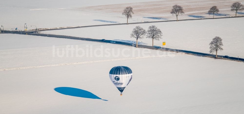 Luftbild Möhnesee - Heißluftballon D-OTGL in Fahrt über dem Luftraum in Möhnesee im Bundesland Nordrhein-Westfalen