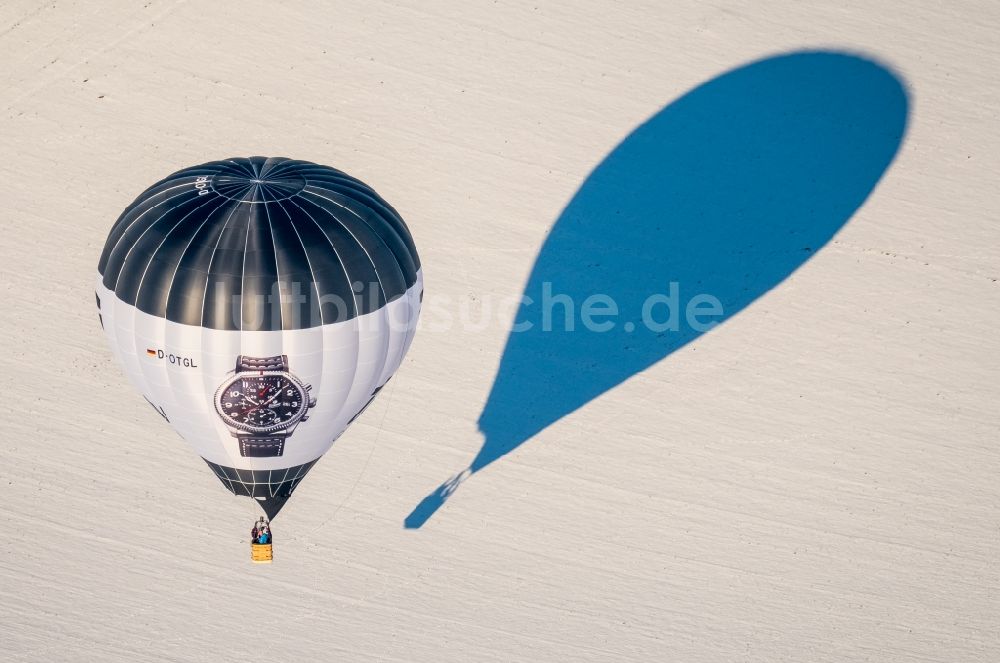 Möhnesee von oben - Heißluftballon D-OTGL in Fahrt über dem Luftraum in Möhnesee im Bundesland Nordrhein-Westfalen