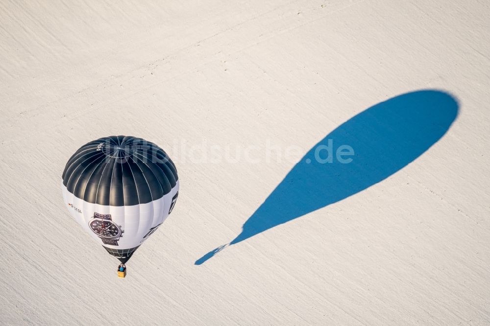 Möhnesee aus der Vogelperspektive: Heißluftballon D-OTGL in Fahrt über dem Luftraum in Möhnesee im Bundesland Nordrhein-Westfalen