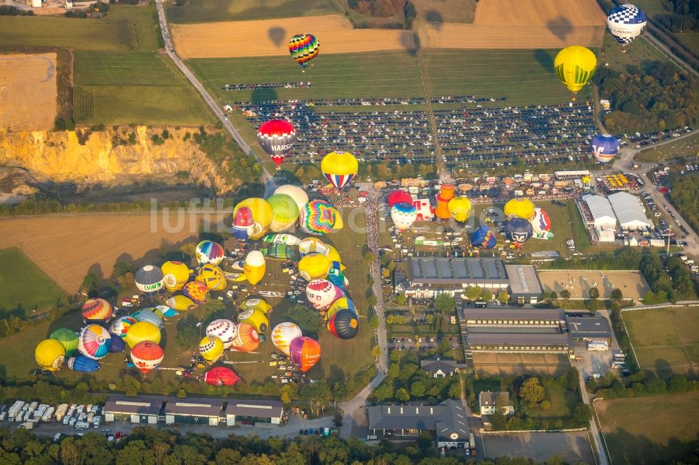 Luftaufnahme Warstein - Heißluftballon zur Warsteiner Montgolfiade in Fahrt über dem Luftraum in Warstein im Bundesland Nordrhein-Westfalen, Deutschland