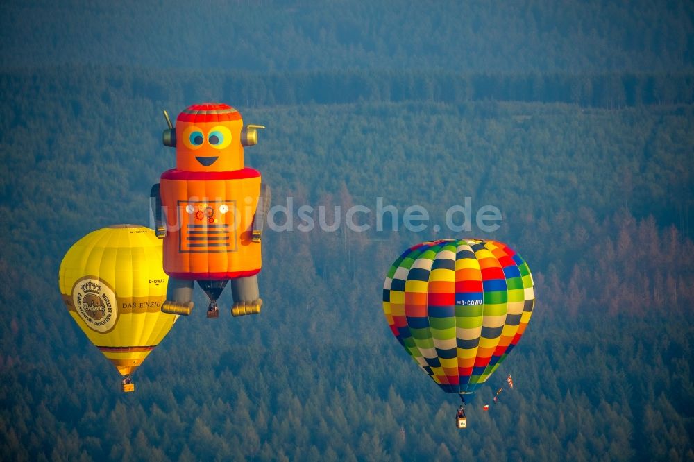 Warstein aus der Vogelperspektive: Heißluftballon zur Warsteiner Montgolfiade in Fahrt über dem Luftraum in Warstein im Bundesland Nordrhein-Westfalen, Deutschland