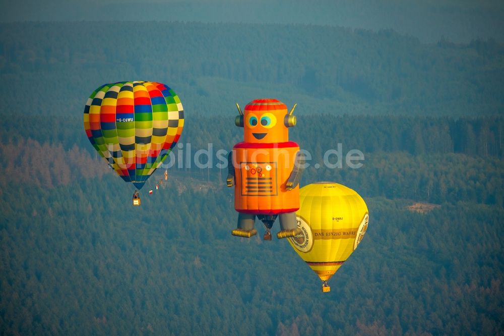 Luftbild Warstein - Heißluftballon zur Warsteiner Montgolfiade in Fahrt über dem Luftraum in Warstein im Bundesland Nordrhein-Westfalen, Deutschland