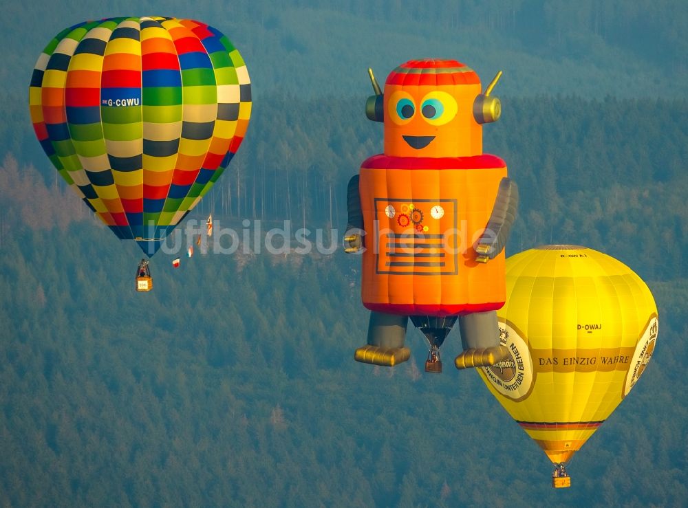 Luftaufnahme Warstein - Heißluftballon zur Warsteiner Montgolfiade in Fahrt über dem Luftraum in Warstein im Bundesland Nordrhein-Westfalen, Deutschland