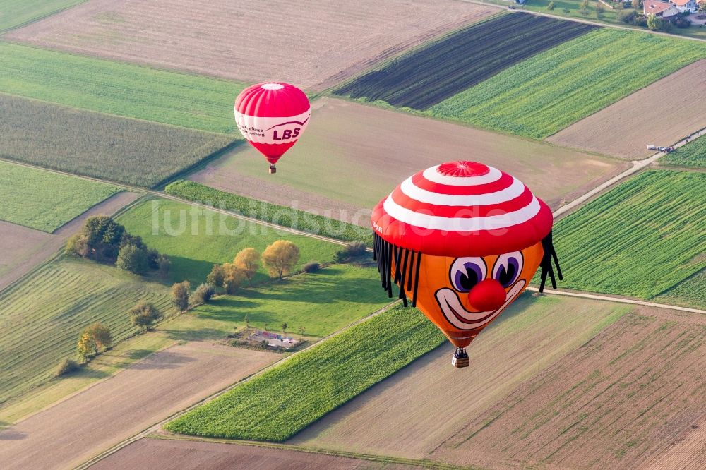 Ölbronn-Dürrn von oben - Heißluftballone - einer mit Clownmotiv - der Internationelen Meisterschaft von Pforzheim 2017 in Fahrt über dem Luftraum in Ölbronn-Dürrn im Bundesland Baden-Württemberg, Deutschland