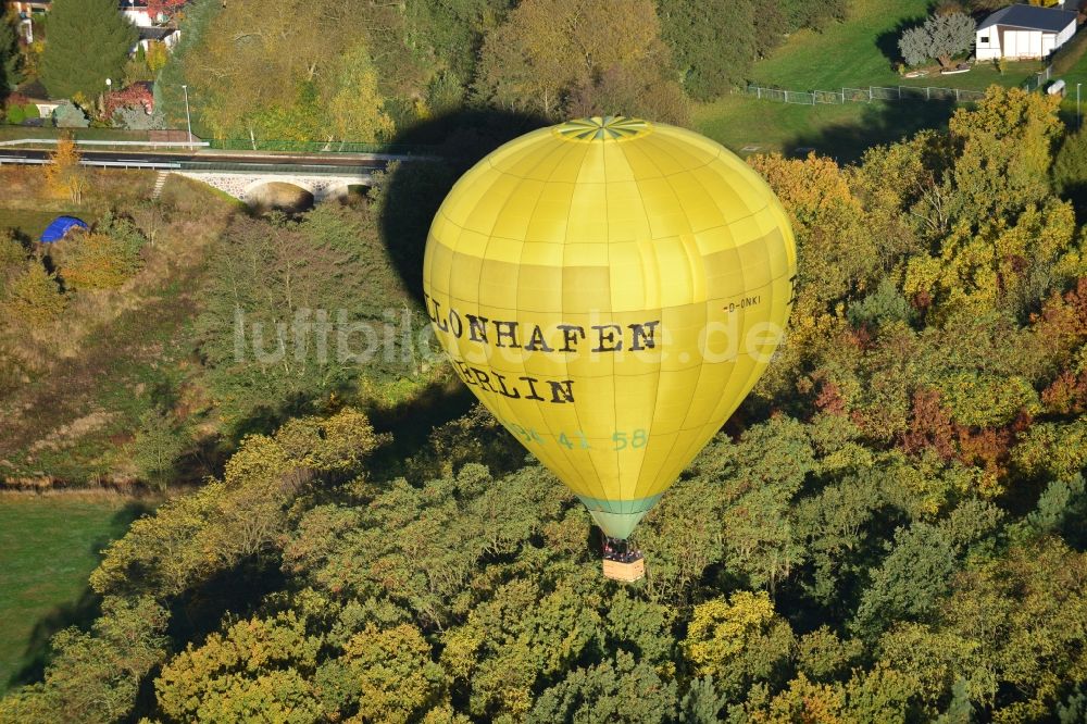 Luftbild Kropstädt - Heißluftballonfahrer über einem herbstlichem Wald bei Kropstädt in Sachsen-Anhalt