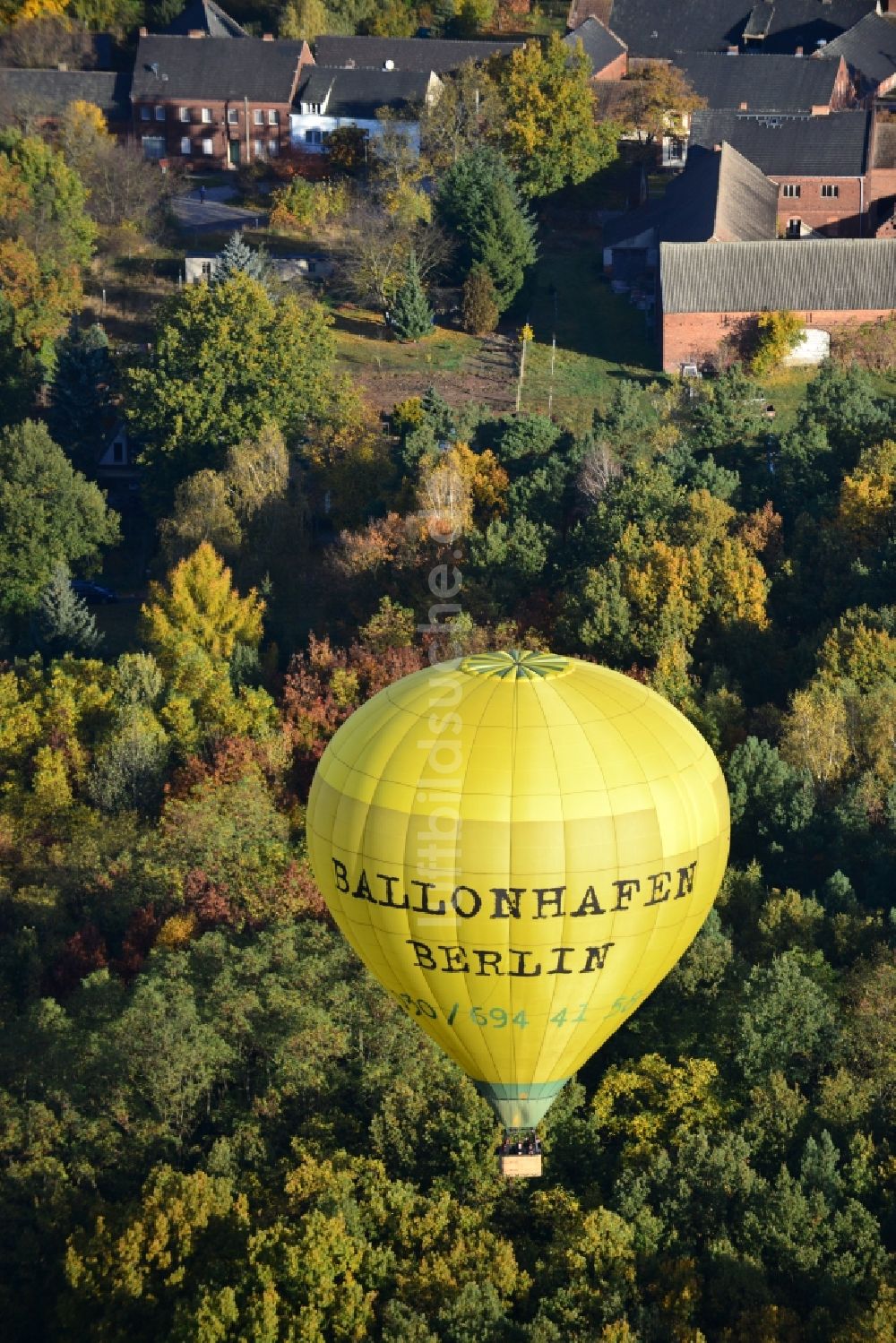 Luftaufnahme Kropstädt - Heißluftballonfahrer über einem herbstlichem Wald bei Kropstädt in Sachsen-Anhalt