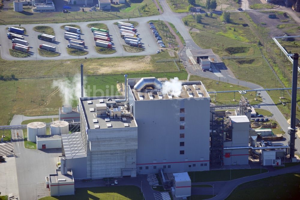 Eisenhüttenstadt aus der Vogelperspektive: Heizkraftwerk der EnBW Energie Baden-Würtemberg AG auf dem Gelände der Fabrik für Wellpappenrohpapier Propapier GmbH Werk PM2 in Eisenhüttenstadt im Bundesland Brandenburg