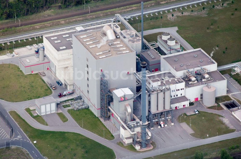 Luftaufnahme Eisenhüttenstadt - Heizkraftwerk der EnBW Energie Baden-Würtemberg AG auf dem Gelände der Fabrik für Wellpappenrohpapier Propapier GmbH Werk PM2 in Eisenhüttenstadt im Bundesland Brandenburg