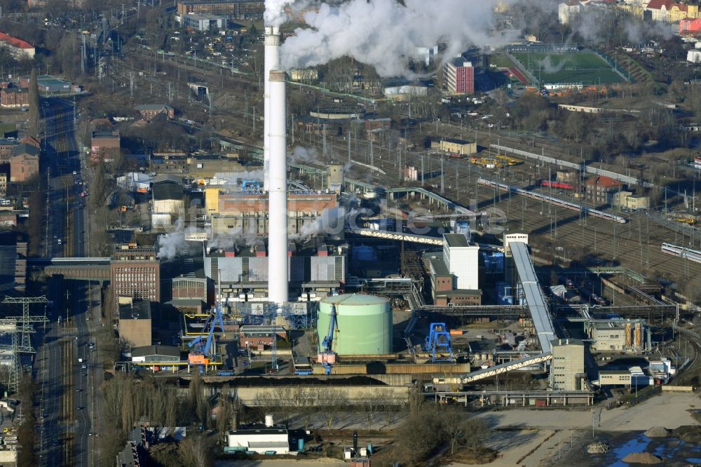 Berlin aus der Vogelperspektive: Heizkraftwerk Klingenberg an der Köpenicker Chaussee in Berlin- Rummelsburg im winterlichen Heizbetrieb