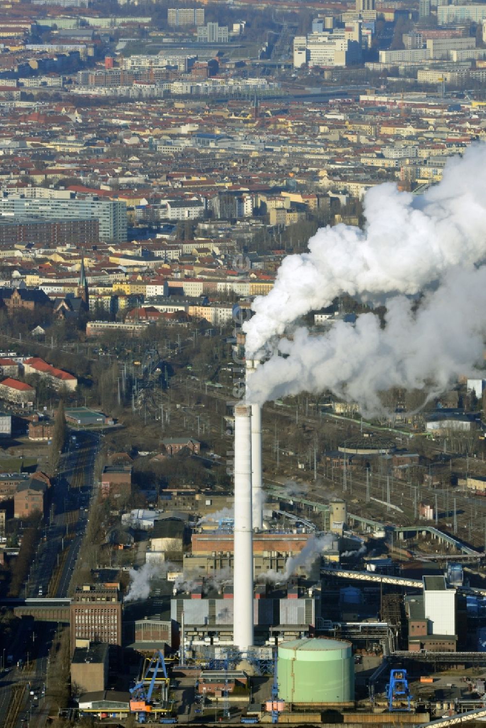 Luftbild Berlin - Heizkraftwerk Klingenberg an der Köpenicker Chaussee in Berlin- Rummelsburg im winterlichen Heizbetrieb