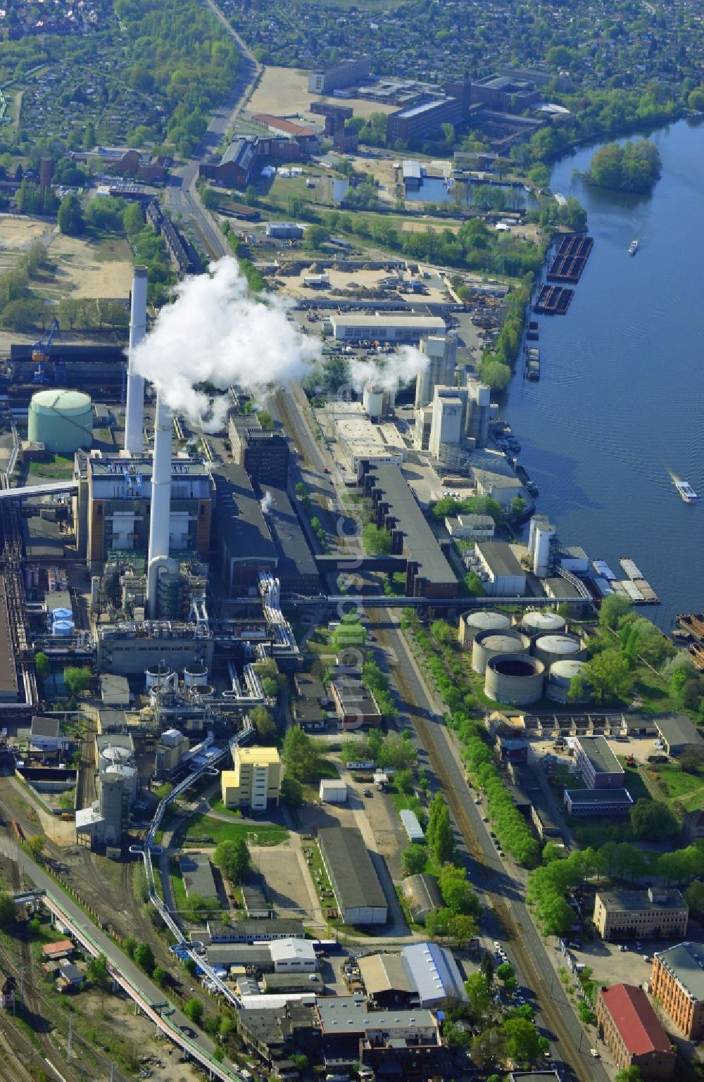 Luftaufnahme Berlin - Heizkraftwerk Klingenberg an der Köpenicker Chaussee in Berlin- Rummelsburg im winterlichen Heizbetrieb