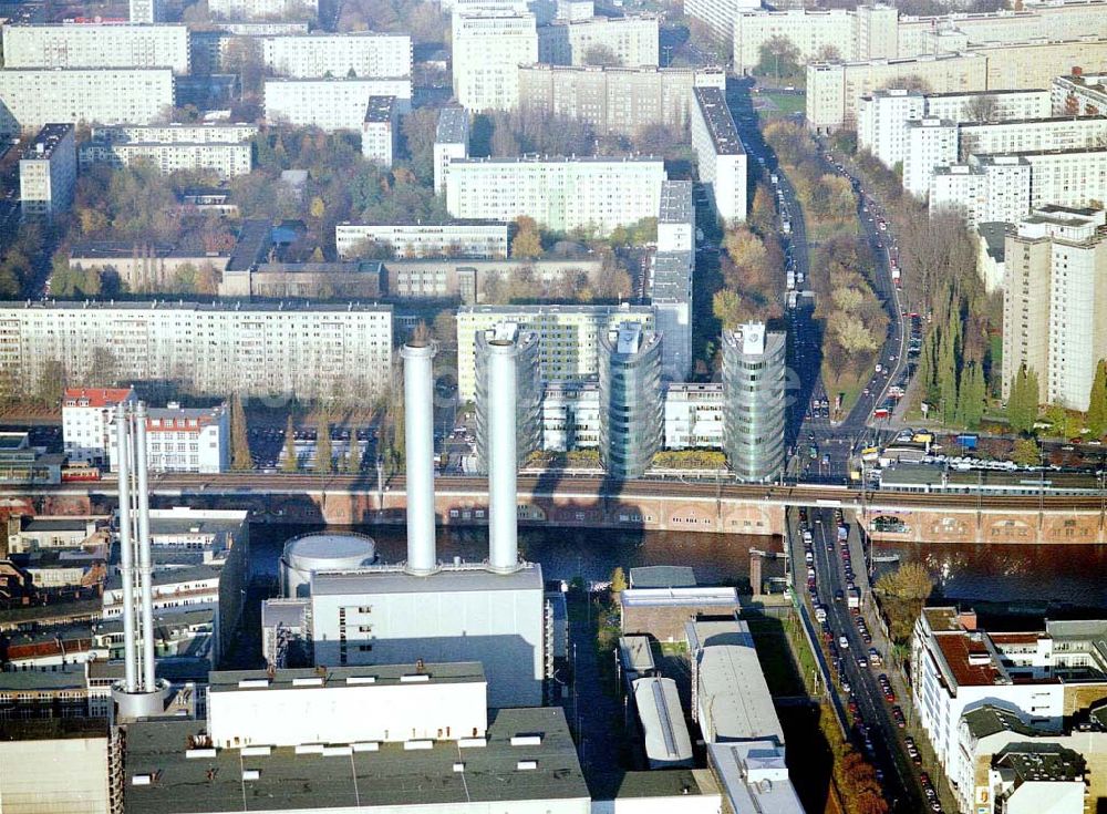 Luftbild Berlin - Heizkraftwerk Mitte der BEWAG am Spreeufer in Berlin - Mitte an der Jannowitzbrücke.