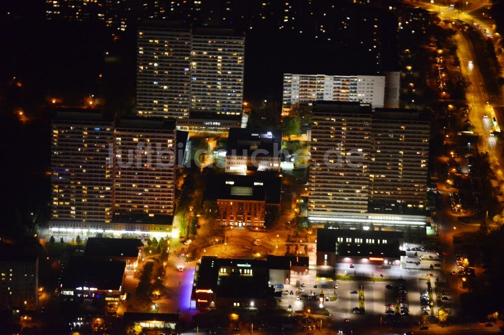 Berlin aus der Vogelperspektive: Helene- Weigel- Platz und das Bezirksamt in Marzahn in Berlin