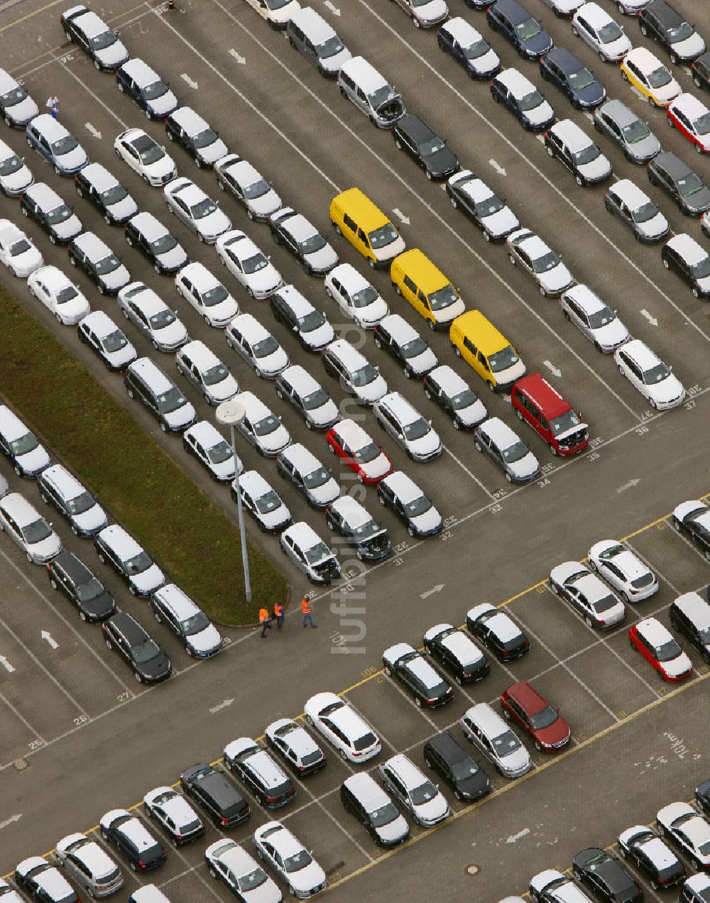 Essen aus der Vogelperspektive: HELF Automobilverteilerzentrum in Essen