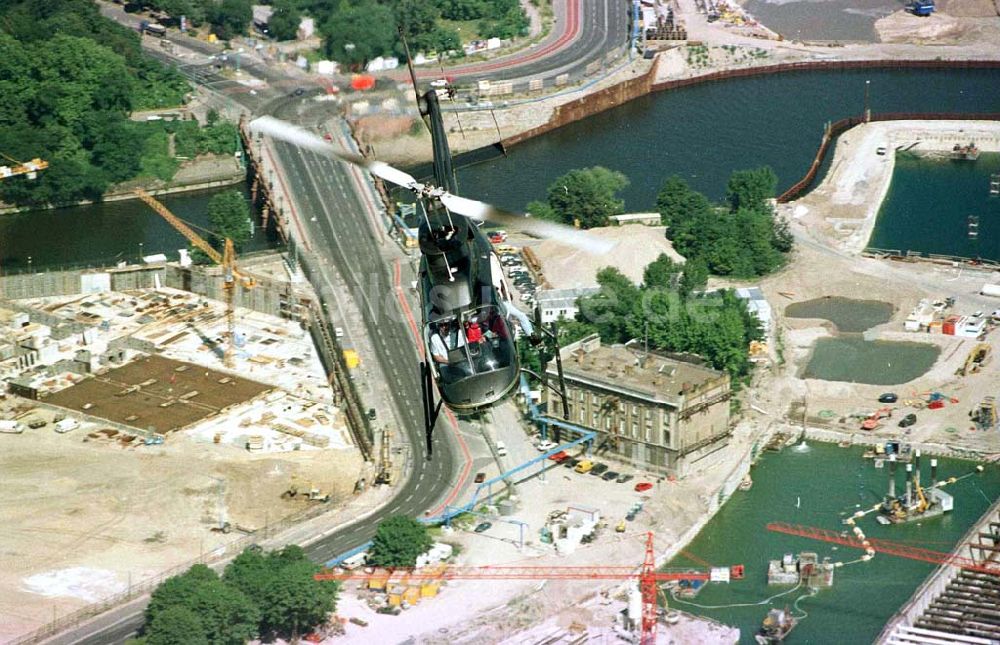 Berlin - Tiergarten von oben - Helikopter über der Baustelle Spreebogen .