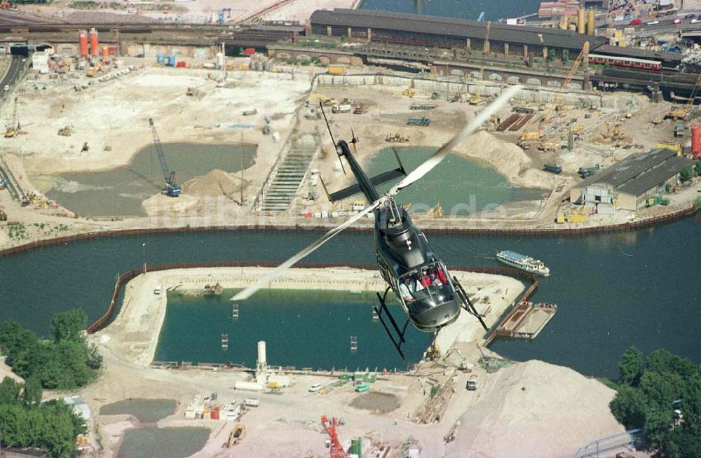 Berlin - Tiergarten aus der Vogelperspektive: Helikopter über der Baustelle Spreebogen .