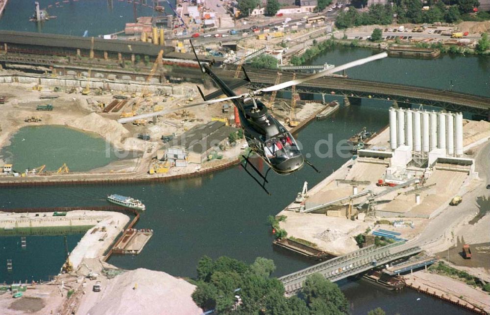 Luftbild Berlin - Tiergarten - Helikopter über der Baustelle Spreebogen .