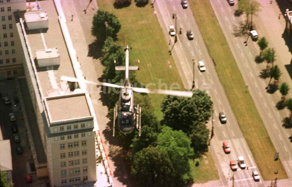 Luftaufnahme Berlin - Friedrichshain - Helikopter über der Karl-Marx-Allee.