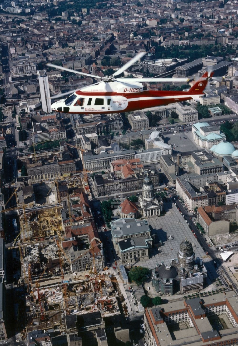 Luftbild Berlin - Helikopter der Deutschen Rettungsflugwacht beim Flug über das Stadtzentrum am Berliner Gendarmenmarkt in Berlin Mitte