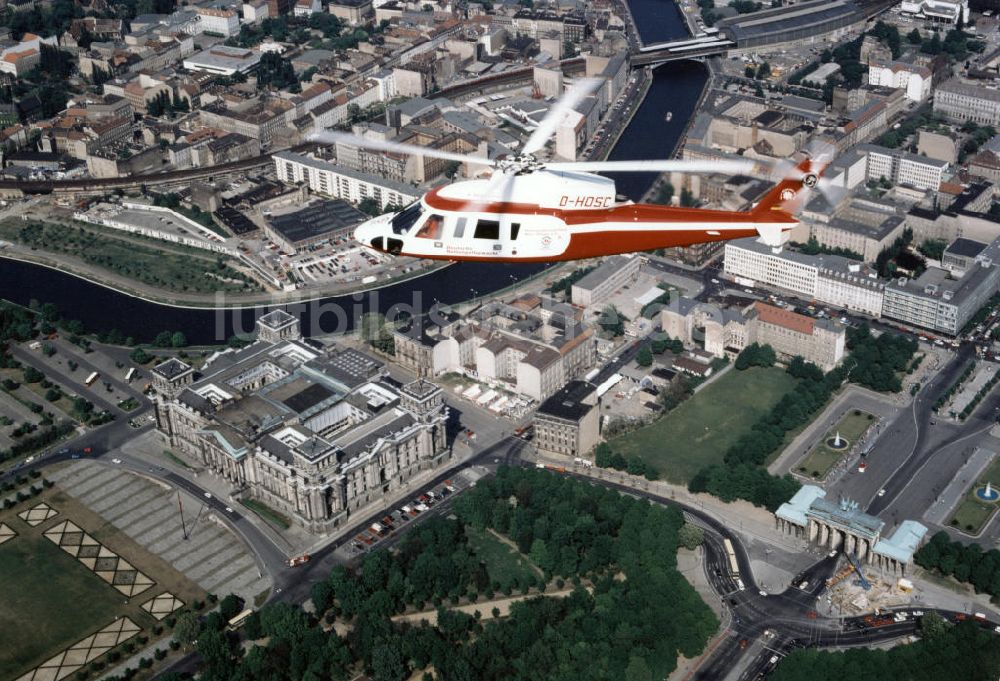 Berlin von oben - Helikopter der Deutschen Rettungsflugwacht über dem Berliner Reichstag