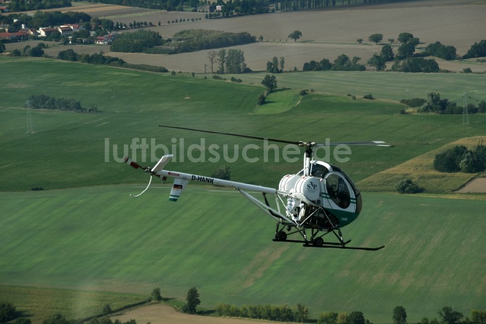 Luftaufnahme Riesigk - Helikopter - Hubschrauber Hughes 300 - Schweizer 300C mit der Kennung D-HANK im Fluge über dem Luftraum in Riesigk im Bundesland Sachsen-Anhalt