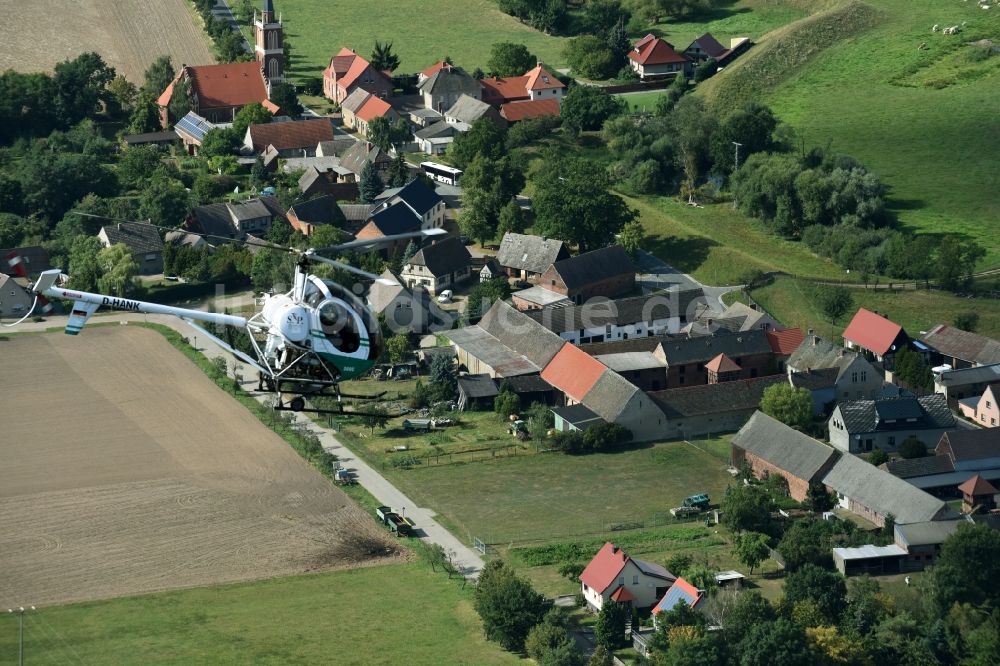 Luftbild Riesigk - Helikopter - Hubschrauber Hughes 300 - Schweizer 300C mit der Kennung D-HANK im Fluge über dem Luftraum in Riesigk im Bundesland Sachsen-Anhalt