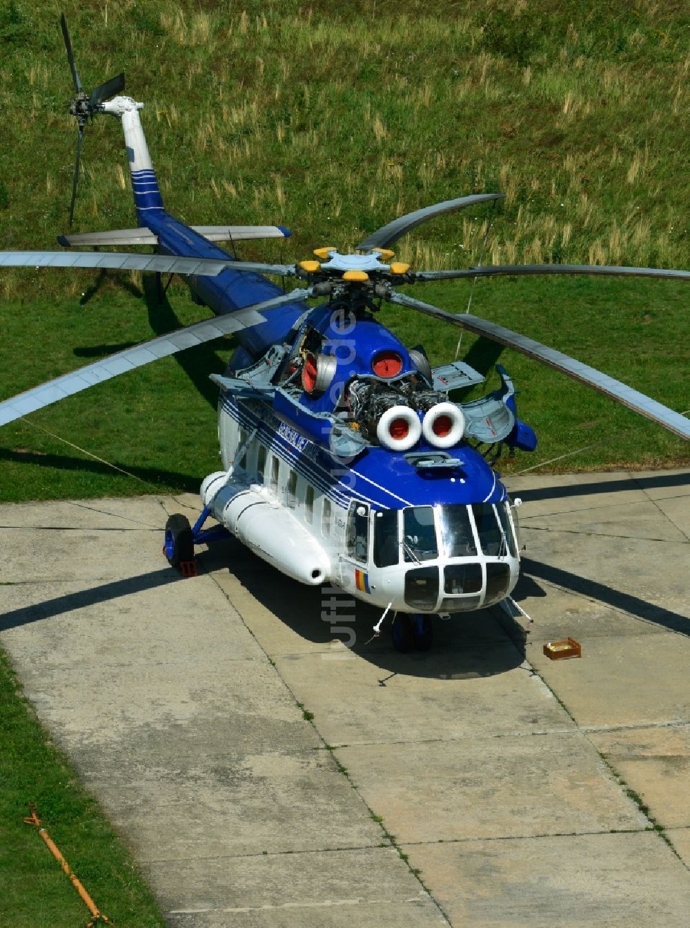 Bukarest aus der Vogelperspektive: Helikopter Mi-8 der Inspectoratul General de Aviatie auf dem Flughafen Baneasa in Bukarest in Rumänien