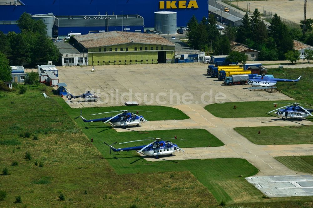 Luftbild Bukarest - Helikopter Mi-8 der Inspectoratul General de Aviatie auf dem Flughafen Baneasa in Bukarest in Rumänien