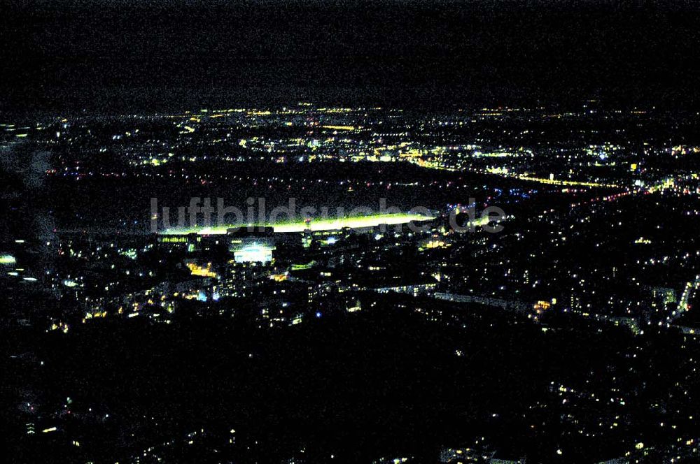 Berlin aus der Vogelperspektive: Helikopterlandeanflug auf den Flughafen Berlin - Tempelhof.