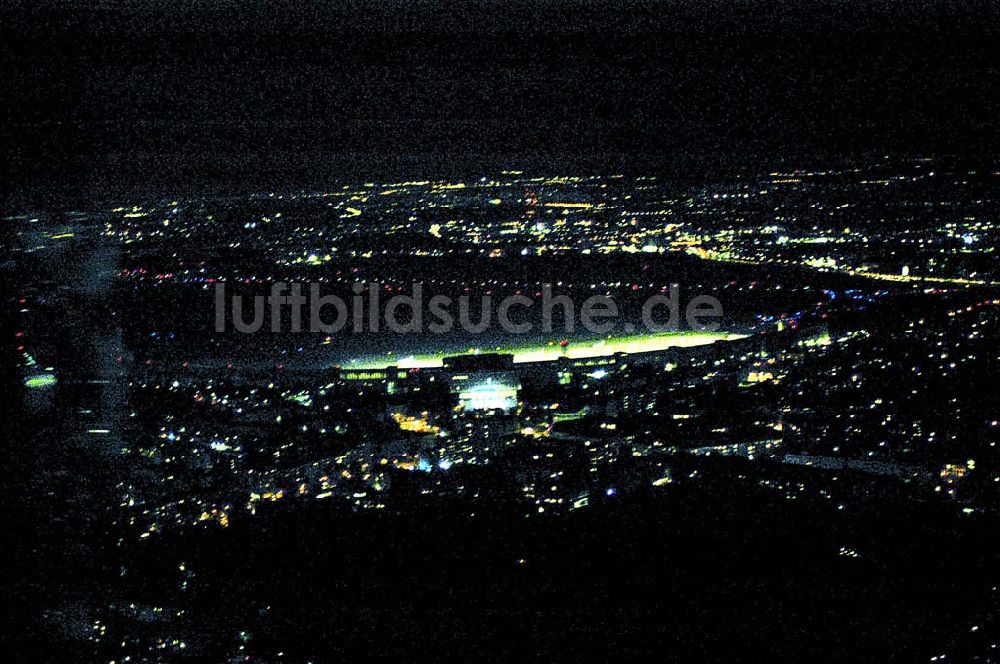 Luftbild Berlin - Helikopterlandeanflug auf den Flughafen Berlin - Tempelhof.