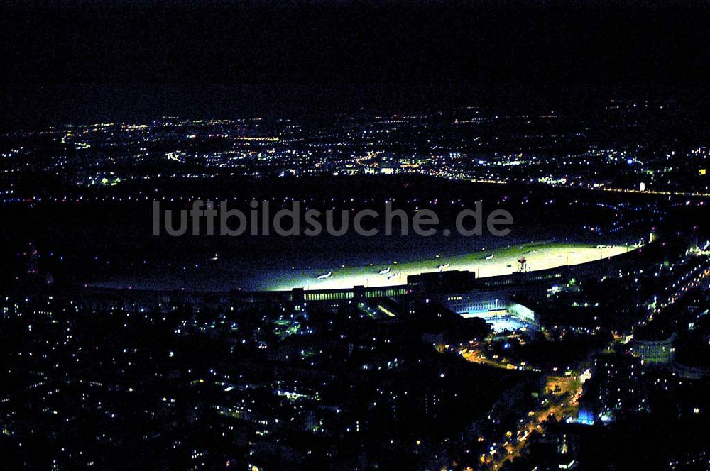 Luftaufnahme Berlin - Helikopterlandeanflug auf den Flughafen Berlin - Tempelhof.