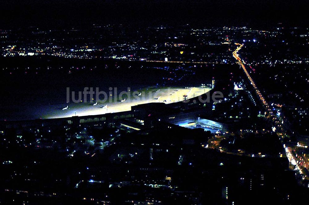 Berlin aus der Vogelperspektive: Helikopterlandeanflug auf den Flughafen Berlin - Tempelhof.